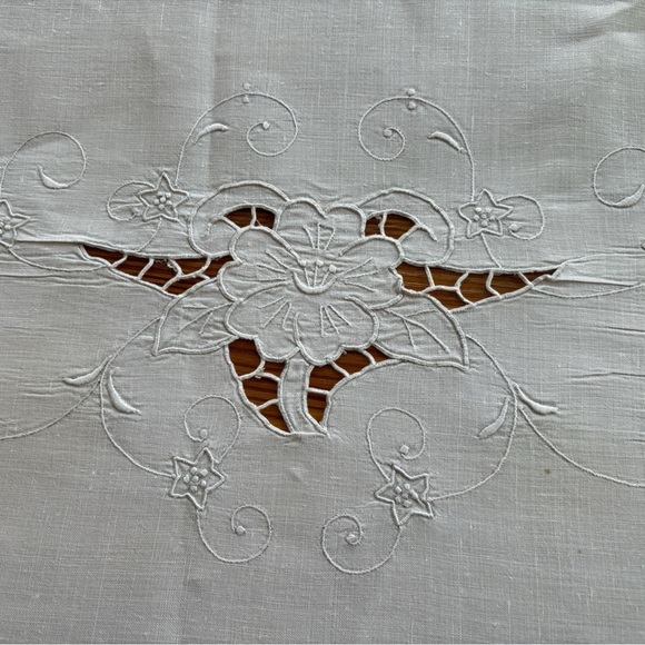 VINTAGE LINEN CUT WORK LONG FORMAL HOLIDAY TABLE CLOTH SZ 62” X 100” - Picture 5 of 7